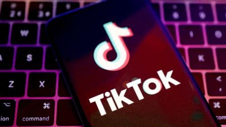 Pendant que la France enquête sur TikTok, le réseau social annonce 500 embauches au Royaume-Uni
