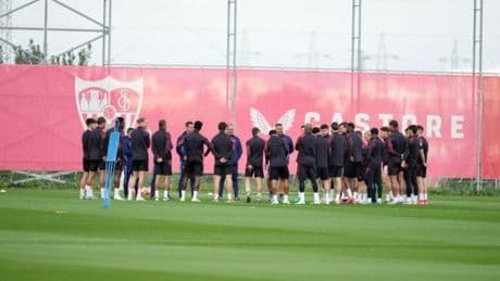 La cúpula del club arropa al equipo en la vuelta al trabajo tras el derbi