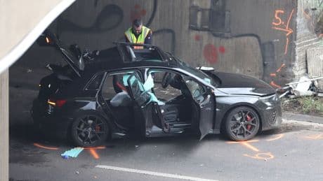 Regennasse Fahrbahn: Auto prallt auf A57 gegen Mauer - Fahrer wird reanimiert