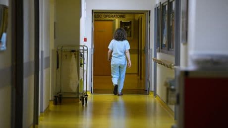 "Un mystère pour la science": après une opération, Laetitia s'est réveillée en parlant avec un accent anglais