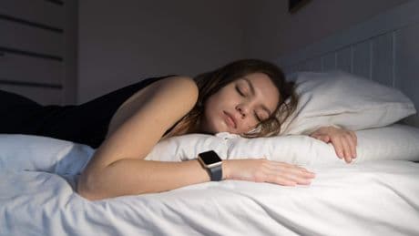 Slaapwetenschapper over slaap en gebruik smartwatch: ’Een lage score kan je letterlijk moe máken’