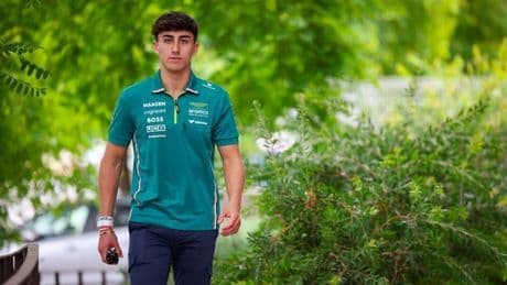 Mari Boya, como un niño pequeño en la fábrica de Aston Martin