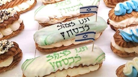 Los éclairs de una pastelería de Israel que en su glaseado incitan al odio y a “aplastar” a Gaza