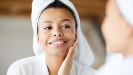 Vitamin A: Weniger ist mehr: So wenden Sie Retinol-Serum richtig an