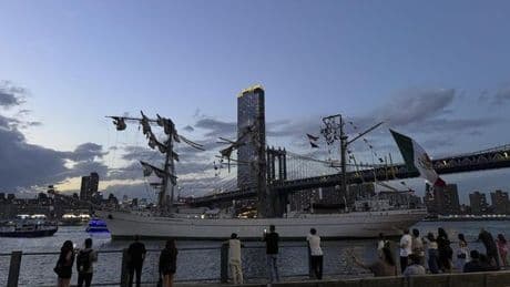 Mexikanisches Segelschulschiff rammt Brooklyn Bridge in New York