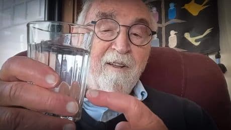 ’Waterwappies’ bestormen markt met dure apparaten die ’dood’ en ’giftig’ kraanwater ’levend’ maken: ’Hilarische apekool’