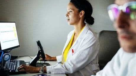 Künstliche Intelligenz in der Medizin: Patienten vertrauen Ärzten weniger