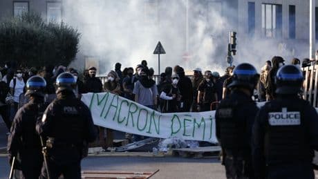 Tränengas und Festnahmen: Protestwelle gegen Sparpolitik in Frankreich
