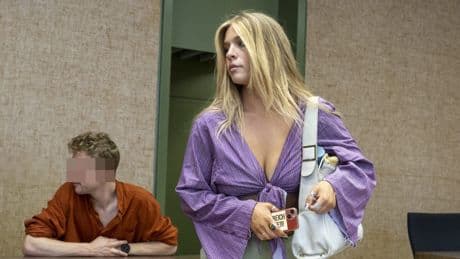 Prozess in München - Klima-Shakira im Sommer-Look vor Gericht