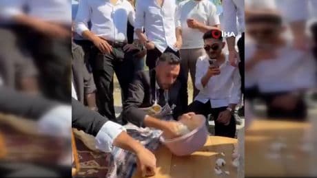 Düğün konvoyunda damada hamur yoğurttular