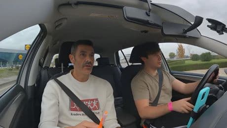 Un alumno de la autoescuela vive un accidente surrealista en un simulacro de examen: "Vaya golpe se ha dado"