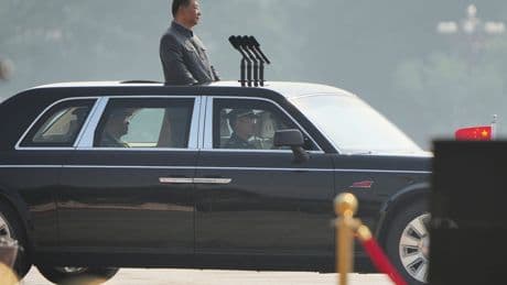 Chinas Präsident Xi eröffnet Militärparade in Peking