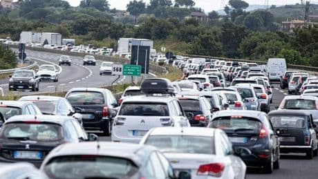 Traffico in autostrada, 38 milioni in viaggio nei prossimi weekend di esodo