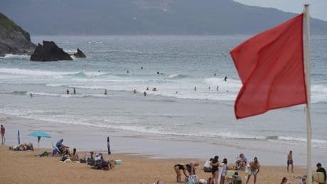 Trasladan en helicóptero a Cruces a una mujer que se estaba bañando en la playa de Laga