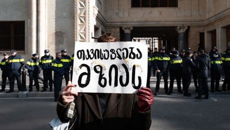 Georgische journaliste Mzia Amaglobeli krijgt twee jaar cel en wordt ‘eerste vrouwelijke politiek gevangene in Georgië sinds de Sovjetjaren’