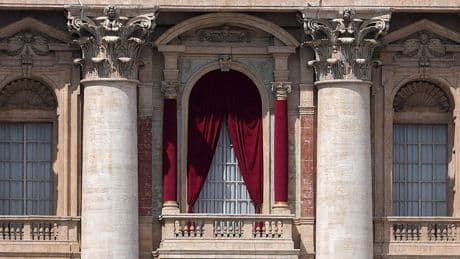 Weißer Rauch möglich - Tritt durch diesen Vorhang heute der neue Papst?
