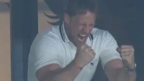 JJ Watt, un perico más disfrutando del triunfo del Espanyol ante el Atlético: "Habrá muchas más cervezas"