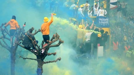 Bei Aufstiegsfeier - Fan (23) nach Sturz vom Baum im Koma!