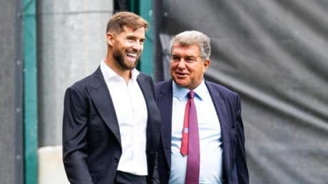 Gesto de Laporta con Iñigo en la Ciutat Esportiva