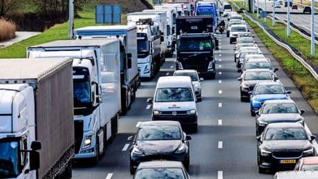Drukke ochtendspits na meivakantie: honderden kilometers file op Nederlandse wegen