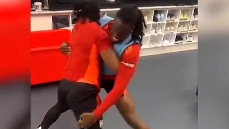 Muskelprotz geht k.o. - Wrestling-Anfall in der Fußball-Kabine