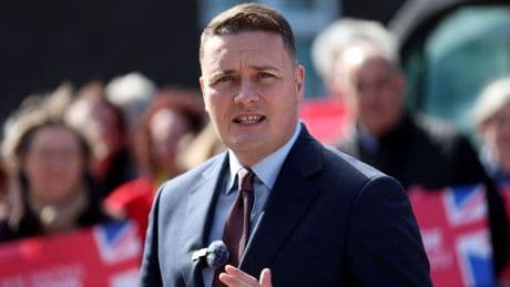 Failing NHS bosses face having annual pay rises docked under new measures