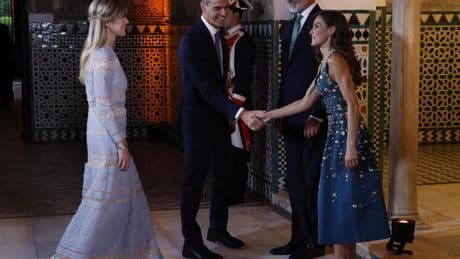 Sánchez acude con Begoña a la Cumbre de Sevilla y se vuelve a liar con el protocolo en la foto con Felipe y Letizia