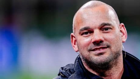 Wesley Sneijder (40) en Romy (23) maken relatie wereldkundig: ’Hou van jou’