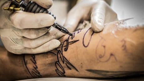 Seine-Saint-Denis: un tatoueur condamné à 18 ans de réclusion pour violences sexuelles