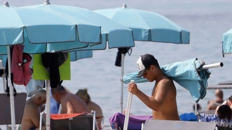 Pranzi in spiaggia, dalla digestione rallentata al gonfiore fino al dolore addominale: ecco tutti i rischi e come evitarli