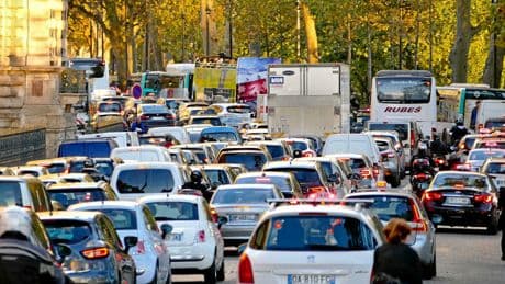 Panne de confiance et overdose d’hybrides : le marché automobile français dévisse
