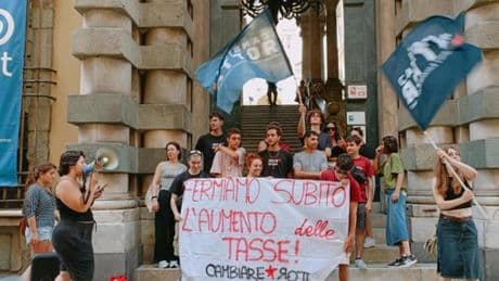 Genova, protesta degli studenti universitari: “Fermiamo l’aumento delle tasse”