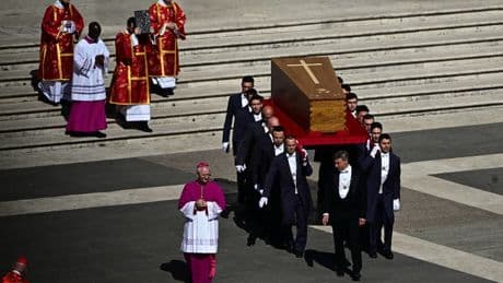 Foule de fidèles et de chefs d'État, cortège, hommages... Retour en images sur les funérailles du pape François