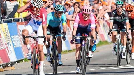 Hoe ’sexy’ is wielersport met ’Smurfenmuts’, ’Batmanbril’ en witte broek Mathieu van der Poel? ’Hem staat alles sexy’
