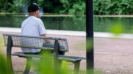 La cigarette désormais bannie à la plage, au parc, devant un lycée… mais pas en terrasse