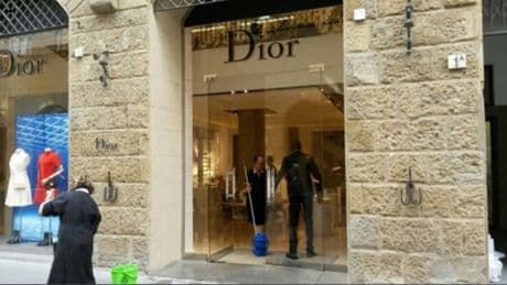 Dior, furto al negozio in pieno centro a Firenze: nella notte rubati borse e vestiti per 200mila euro