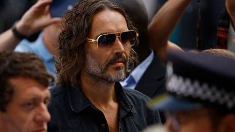 Accusé de viols, le comédien britannique Russell Brand renvoyé devant une cour criminelle