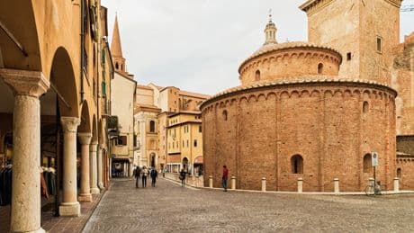 La ciudad entre lagos que fue centro del arte en Europa y atesora los edificios más bellos de Italia