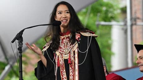 Einsatz für internationale Klassenzimmer : Chinesische Harvard-Absolventin löst mit Rede weltweit Diskussionen aus
