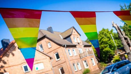 Solidarität wegen Flaggen-Klau - Ein Dorf hisst den Regenbogen