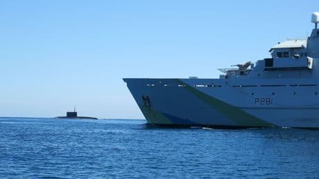 Von Helikopter gefilmt: Britische Marine entdeckt russisches U-Boot im Ärmelkanal