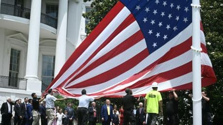Trump weiht riesige neue Fahnenmasten vor dem Weißen Haus ein