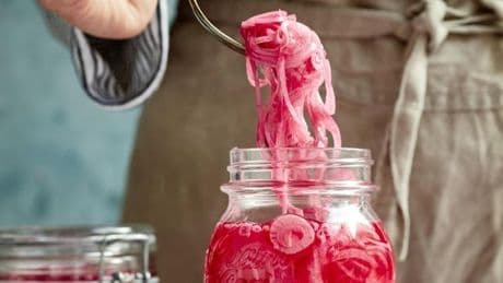 Süß-saure Zwiebelpickles „Die schnelle Nummer“
