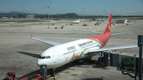 El Prat negocia con China para aumentar vuelos y plantar cara a Barajas