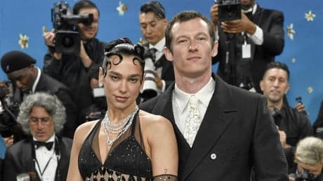 Dua Lipa oficializa su compromiso con Callum Turner tras meses de especulaciones