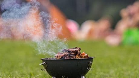 Stichflamme: Grillunfall: Jugendlicher verbrennt sich Gesicht