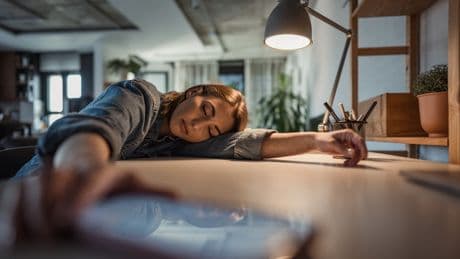 Neurologe klärt auf: Tagesschläfrigkeit und nachts wach - diese Krankheit kann dahinter stecken