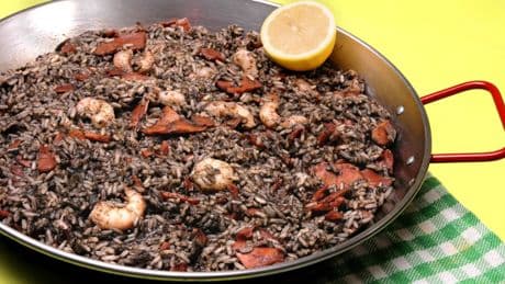 Cómo elaborar el arroz negro del senyoret con ingredientes económicos y de forma sencilla