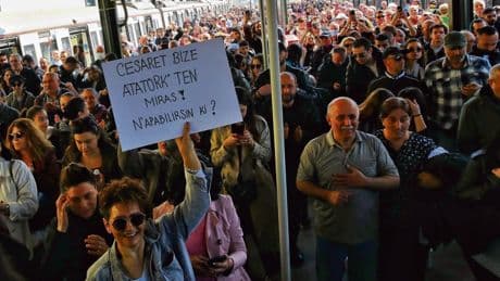 « La jeunesse brise les barrières » : à Istanbul, un mouvement intergénérationnel fait front contre Erdogan