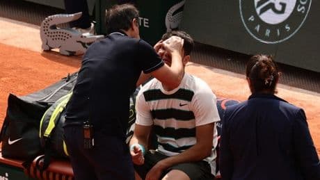 Alcaraz, problema all'occhio nella finale contro Sinner: gioco interrotto, cosa è successo